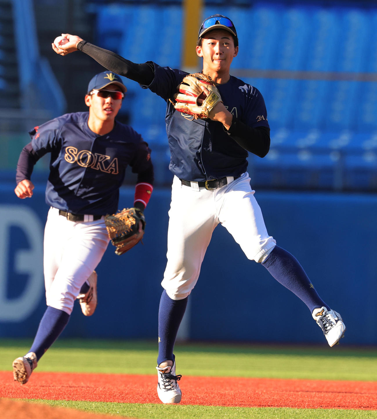 11月の神宮大会、軽快な動きでゴロを処理する創価大・立石（右）