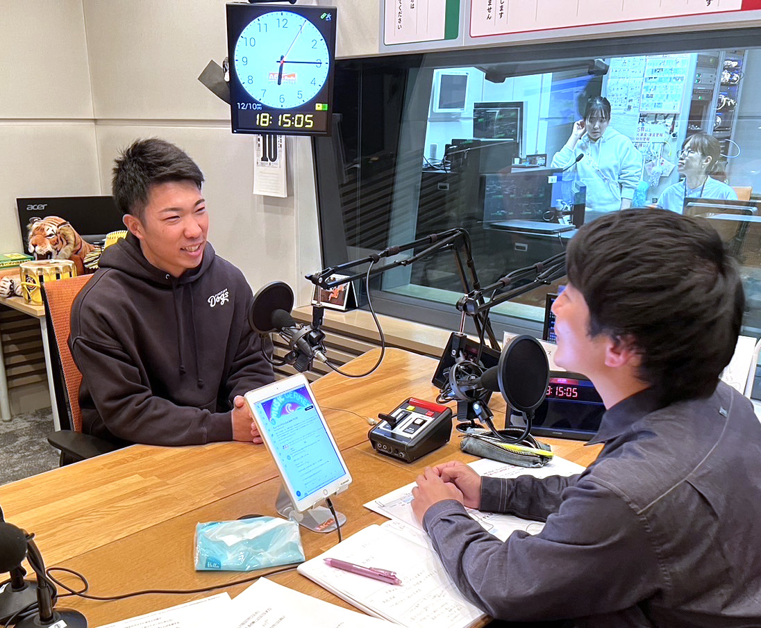 ABCラジオ「ミュージックジェルム」に生出演した阪神石井。右は福井治人アナウンサー