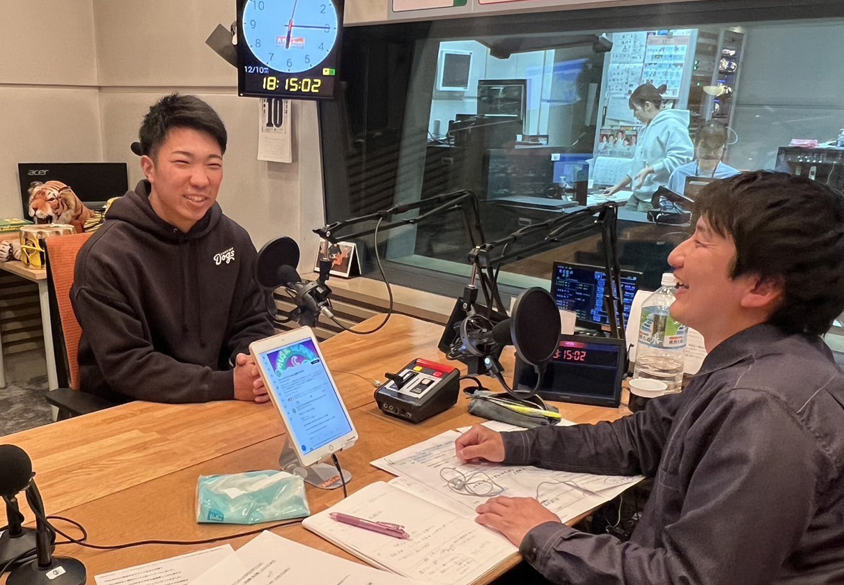 ABCラジオ「ミュージックジェルム」に生出演した阪神石井。右は福井治人アナウンサー（球団提供）