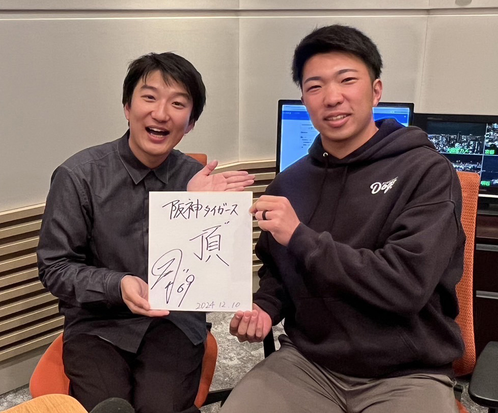 ABCラジオ「ミュージックジェルム」に生出演した阪神石井。左は福井治人アナウンサー（球団提供）