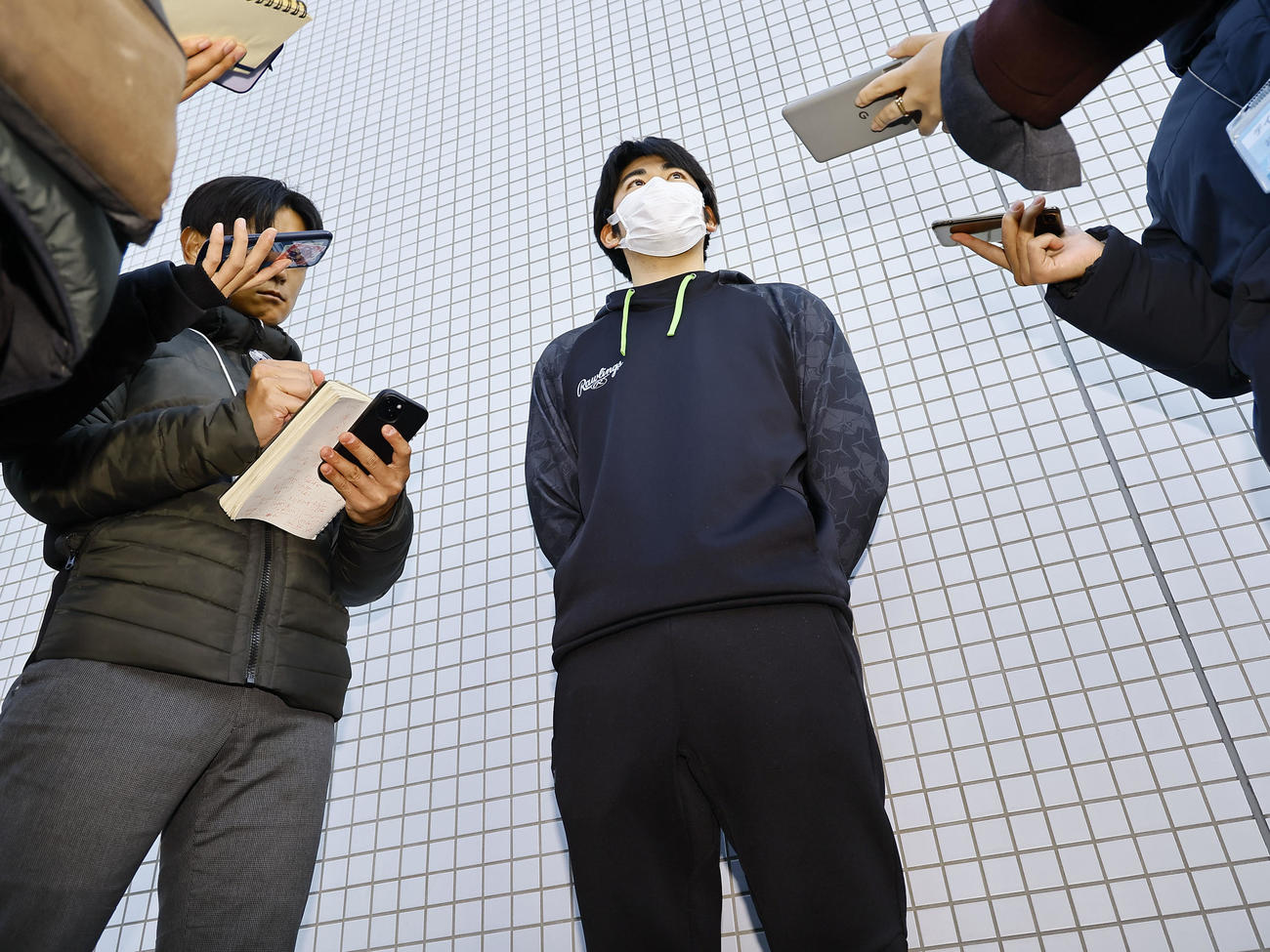 契約更改を終え、取材に応じる阪神鈴木（撮影・藤尾明華）