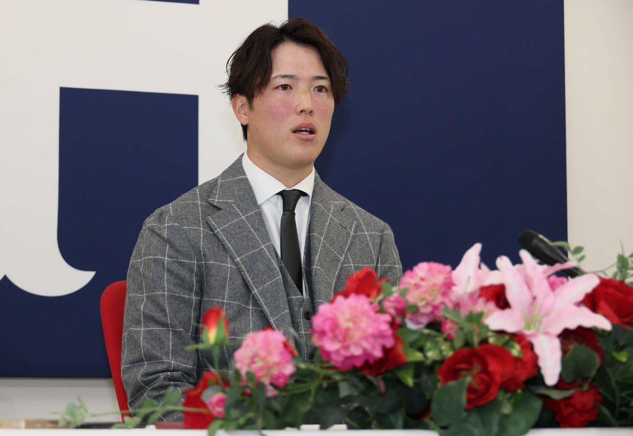 契約更改を終え、会見する広島森下（撮影・加藤孝規）