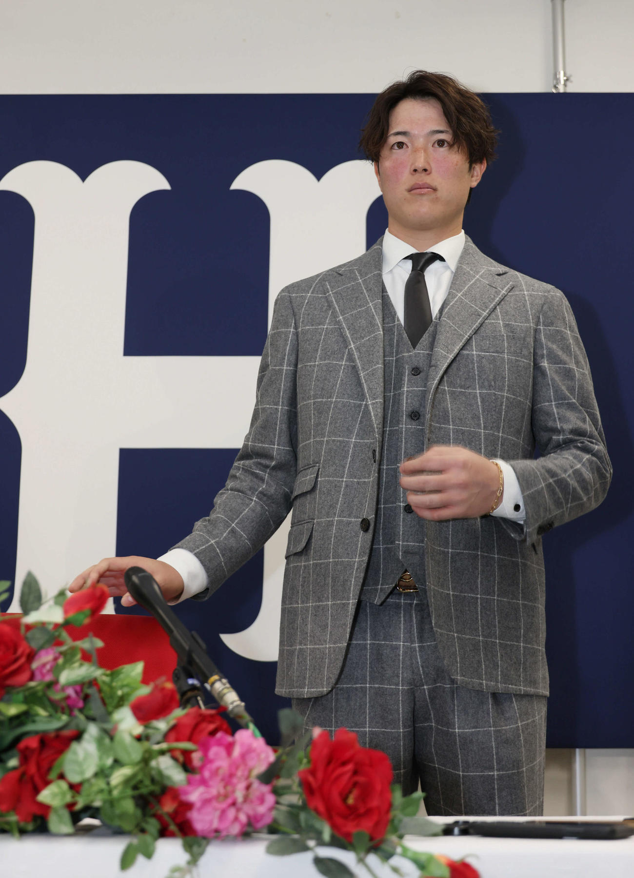 契約更改後の会見を終えた広島森下（撮影・加藤孝規）