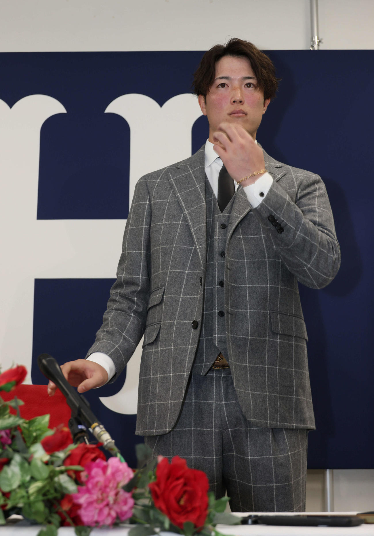 契約更改後の会見を終えた広島森下（撮影・加藤孝規）