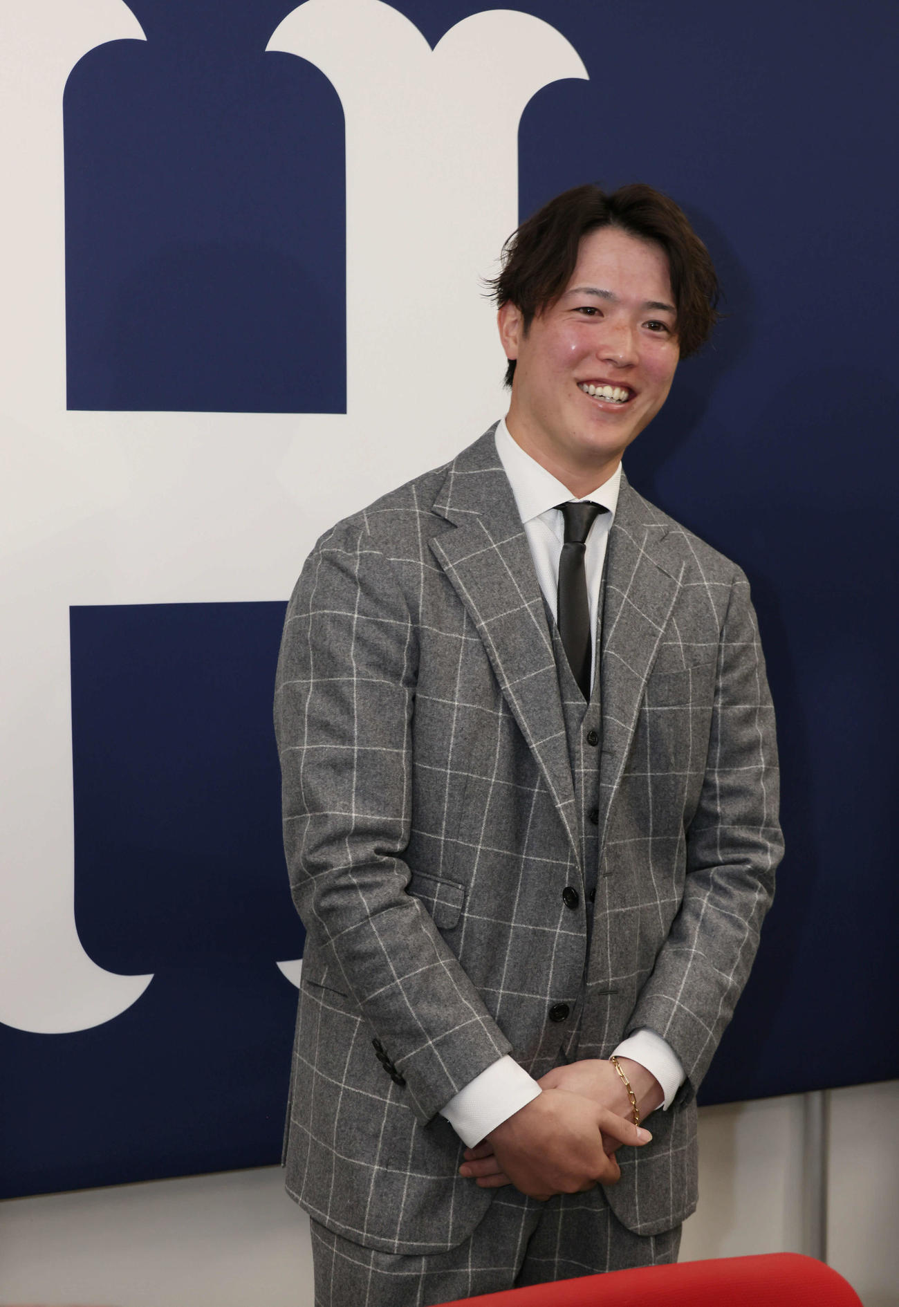 契約更改後の会見を終え、囲み取材に応じる広島森下（撮影・加藤孝規）