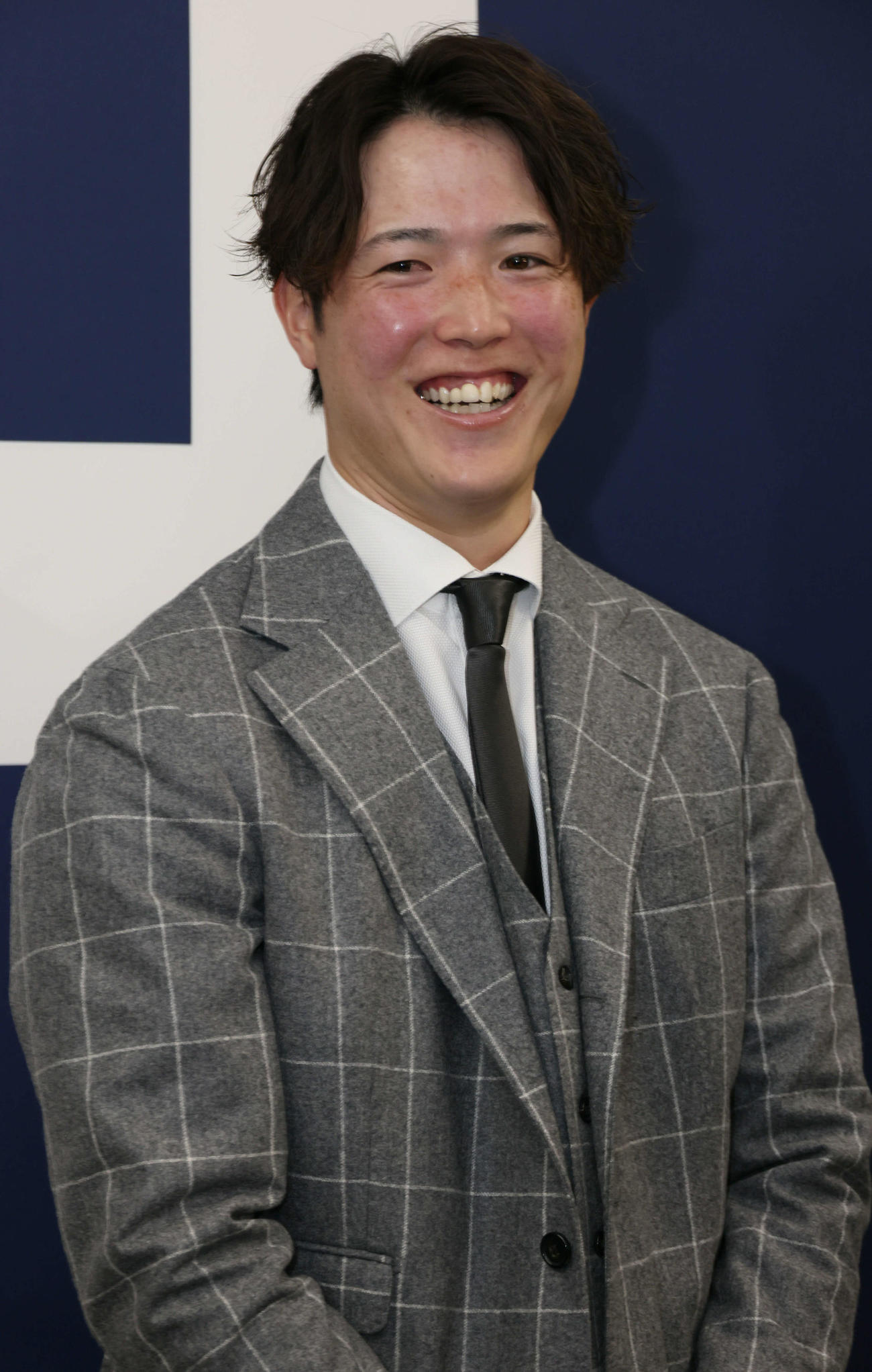契約更改後の会見を終え、囲み取材に応じる広島森下（撮影・加藤孝規）