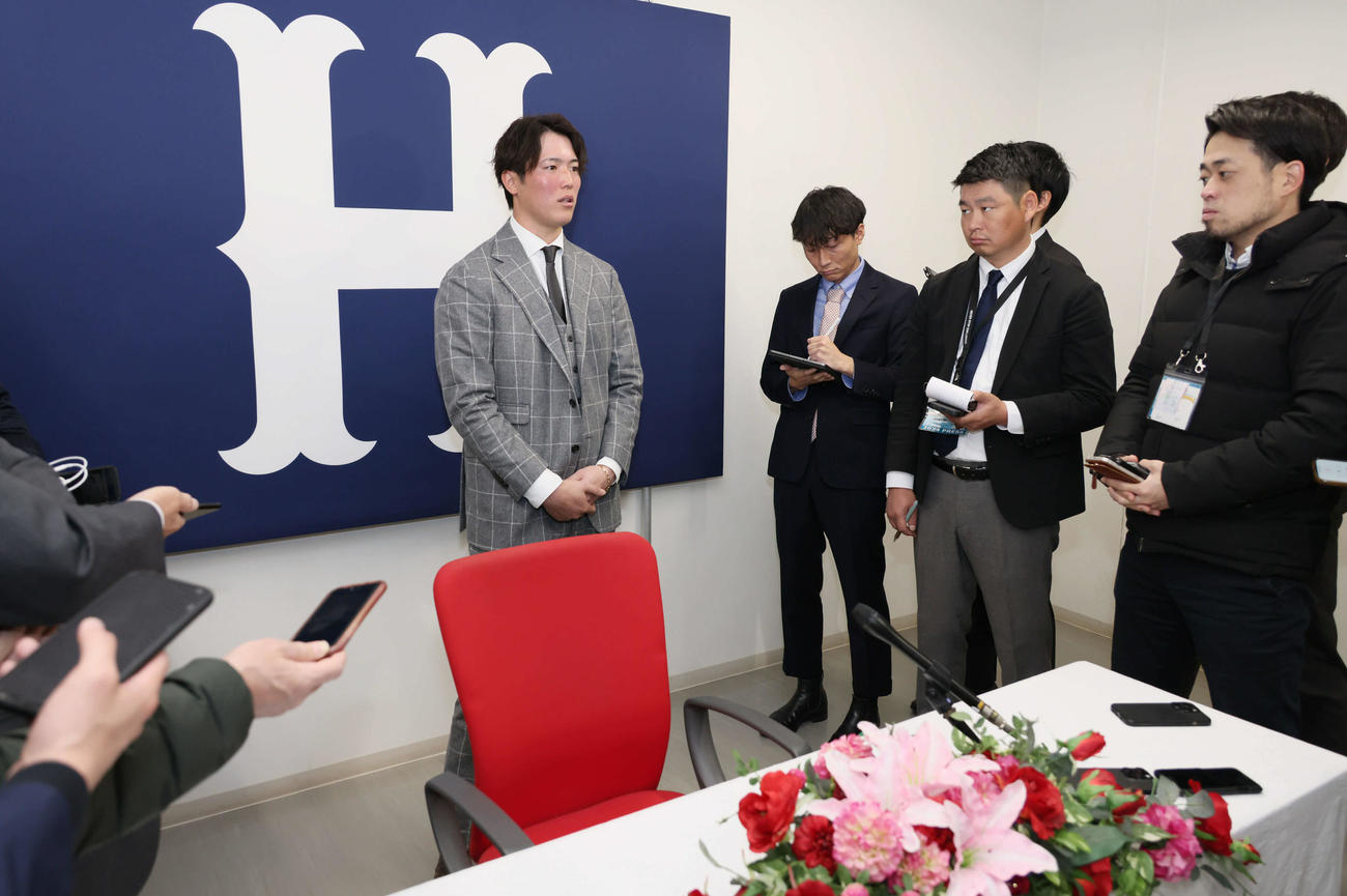 契約更改後の会見を終え、囲み取材に応じる広島森下（撮影・加藤孝規）