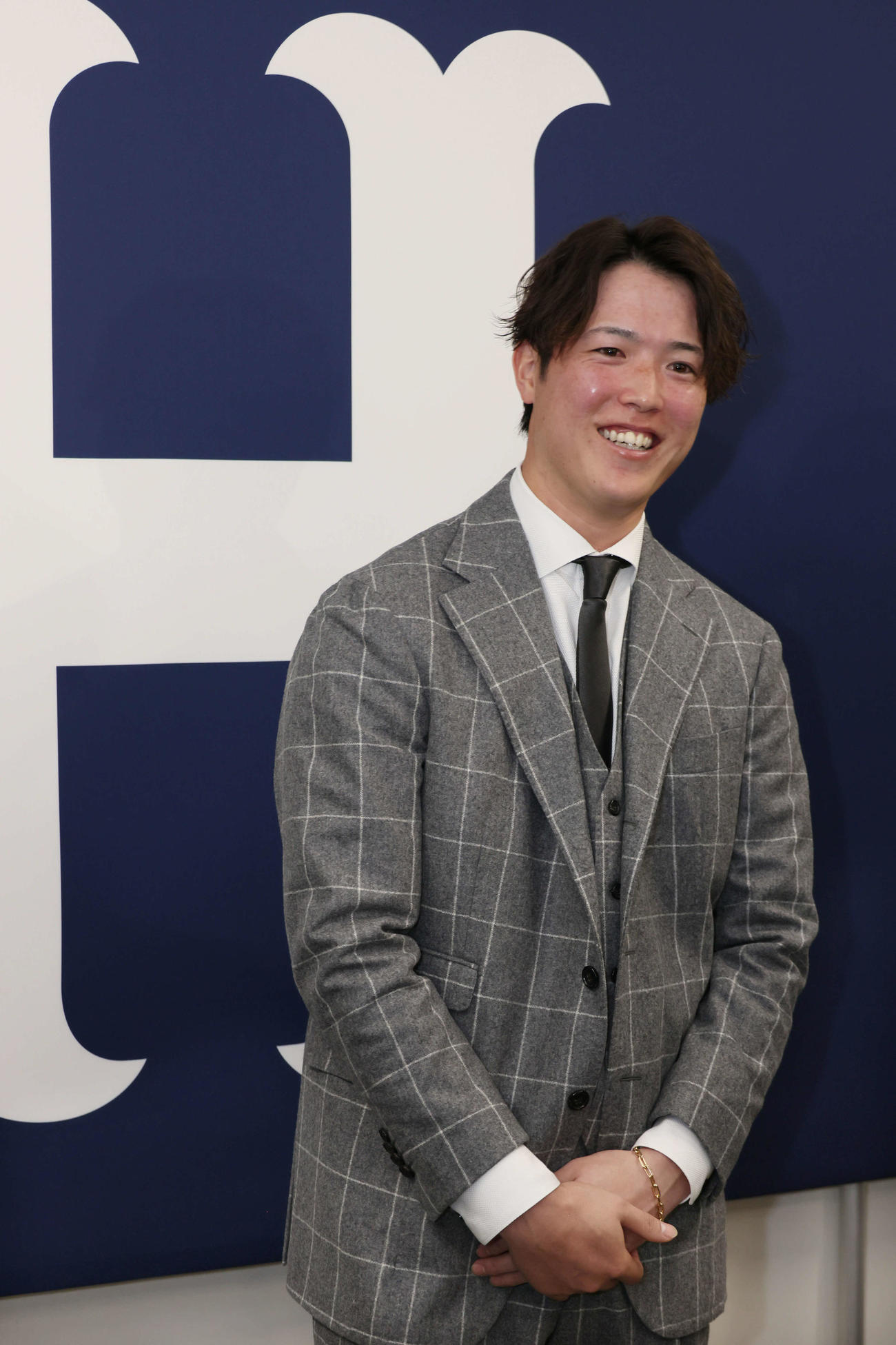 契約更改後の会見を終え、囲み取材に応じる広島森下（撮影・加藤孝規）