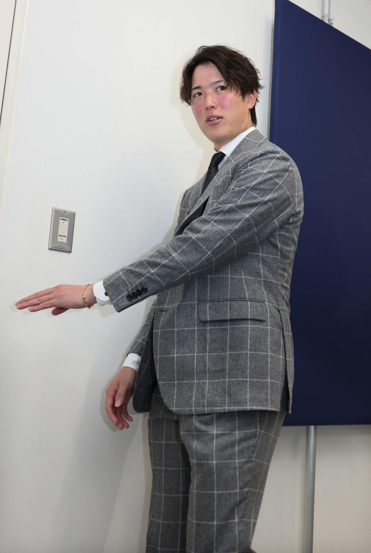 約更改後の会見、囲み取材を終え、会見場を後にする広島森下（撮影・加藤孝規）