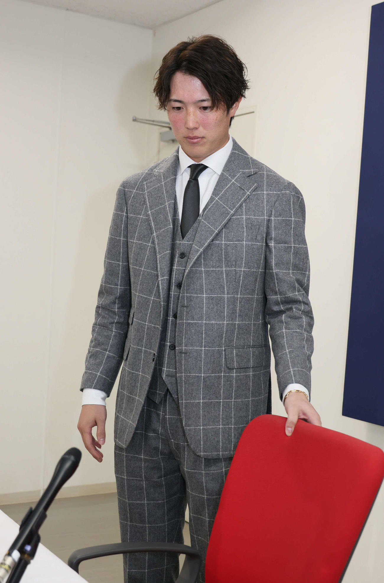 契約更改を終え、会見にのぞむ広島森下（撮影・加藤孝規）