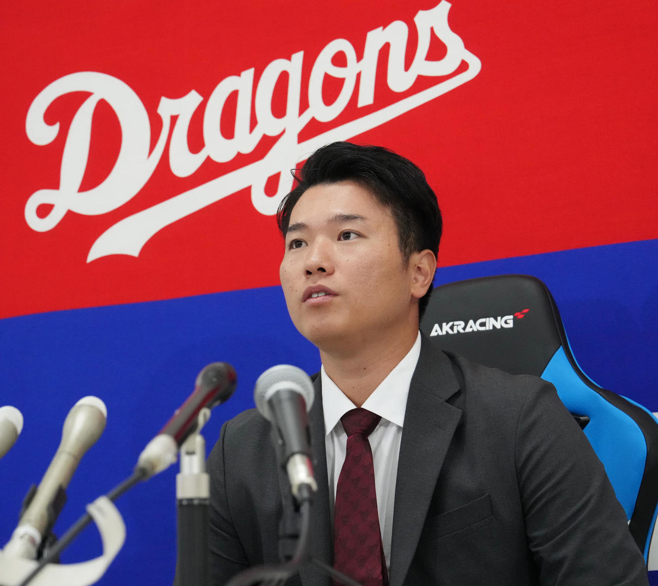 契約交渉を終え会見する清水（撮影・森本幸一）