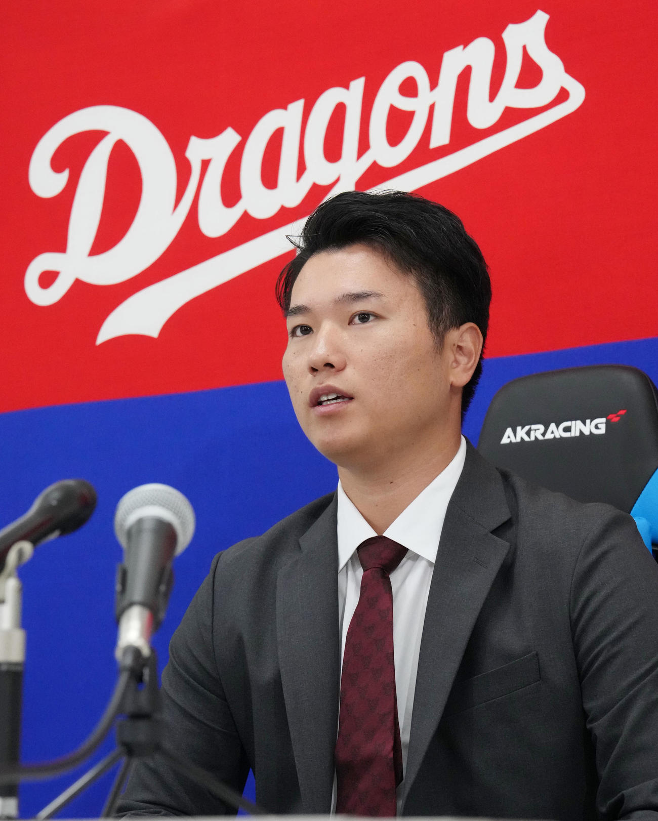 契約交渉を終え会見する清水（撮影・森本幸一）