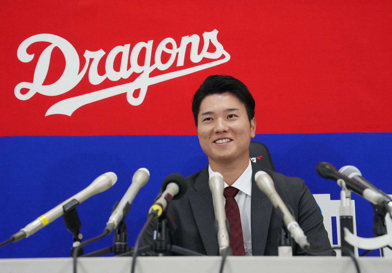 契約交渉を終え会見する清水（撮影・森本幸一）