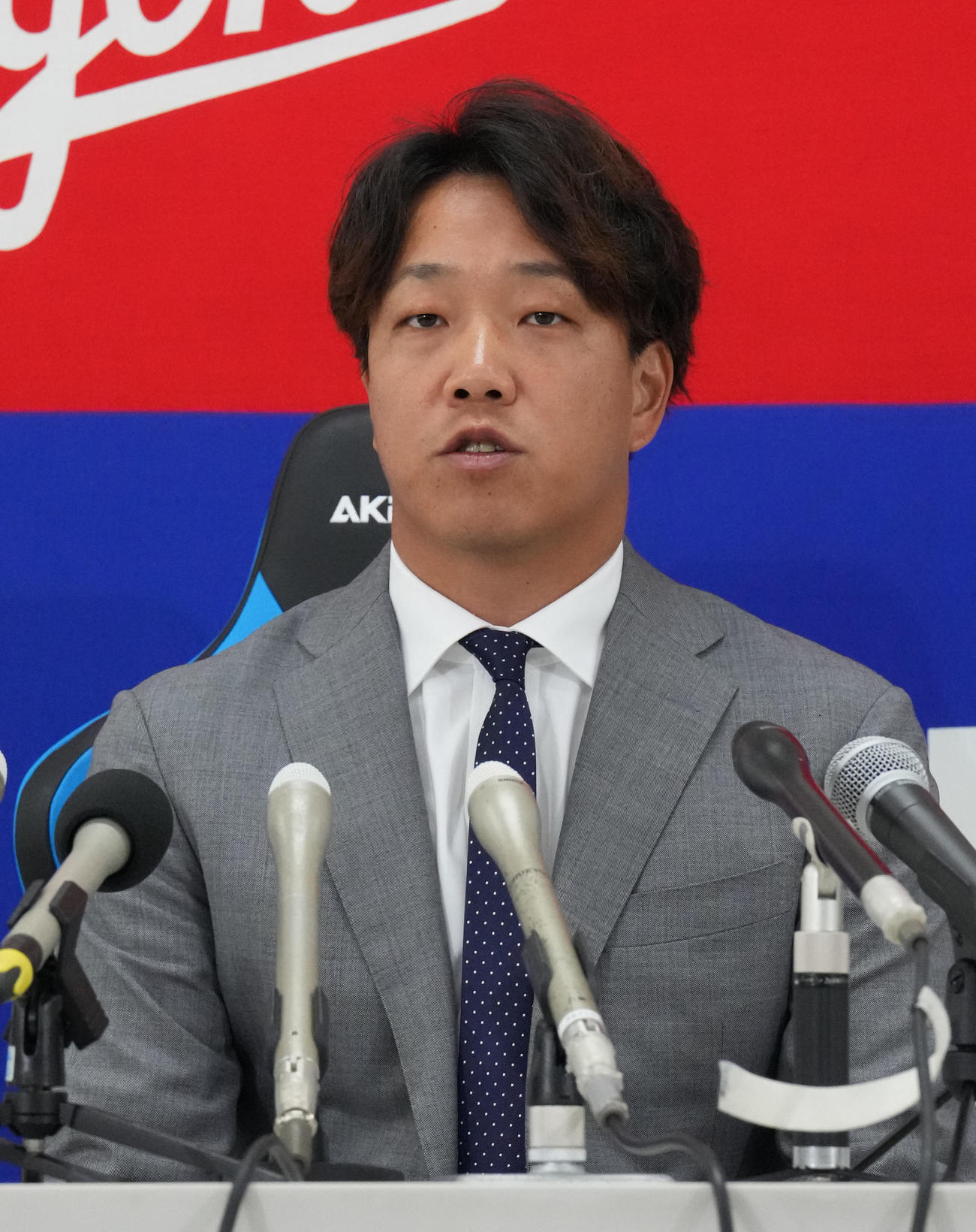 契約交渉を終え会見する柳（撮影・森本幸一）