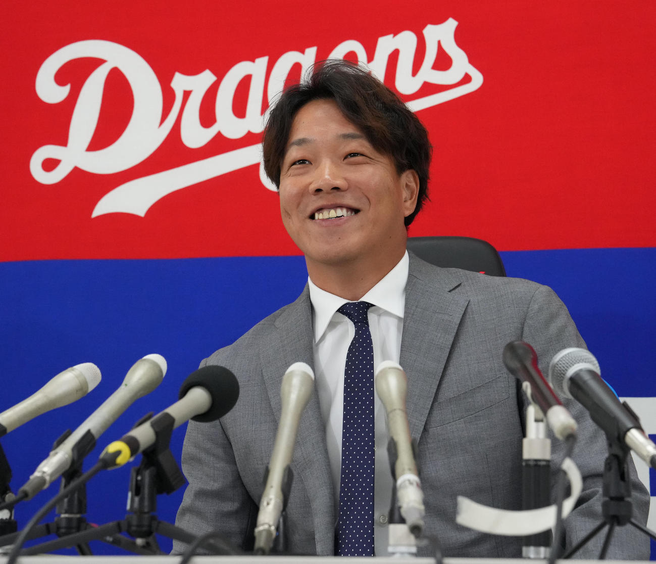 契約交渉を終え会見する柳（撮影・森本幸一）