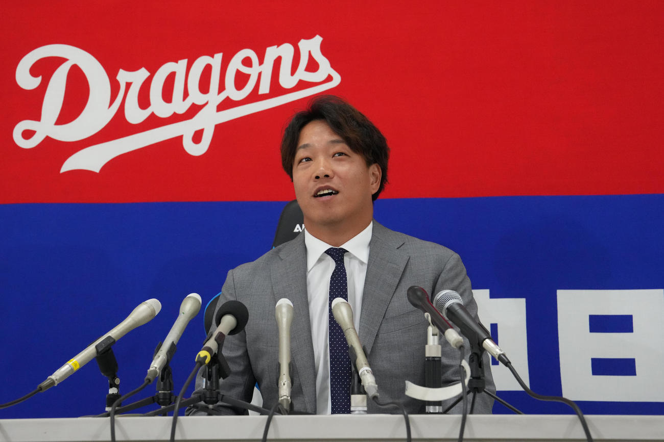 契約交渉を終え会見する柳（撮影・森本幸一）
