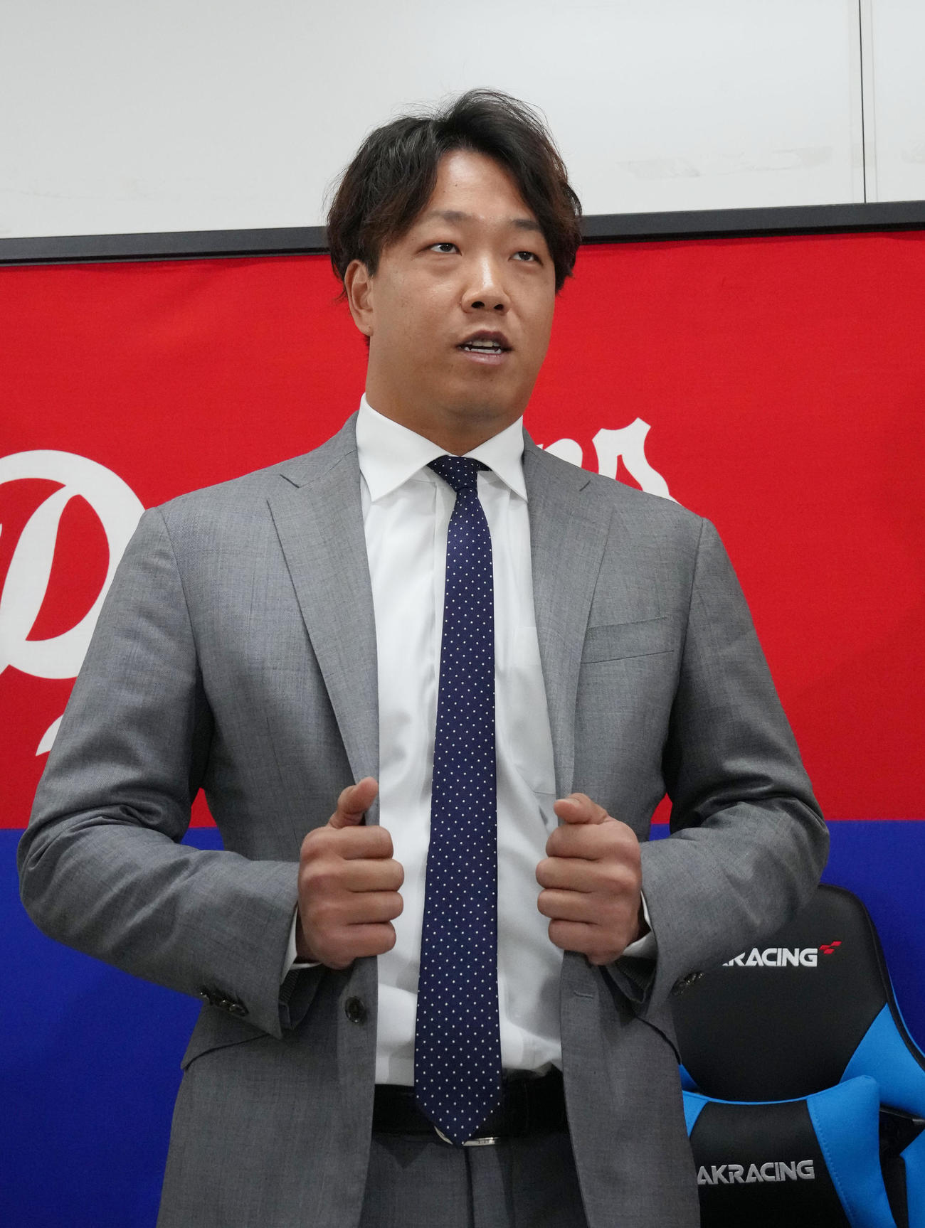 契約交渉を終え取材に応じる柳（撮影・森本幸一）