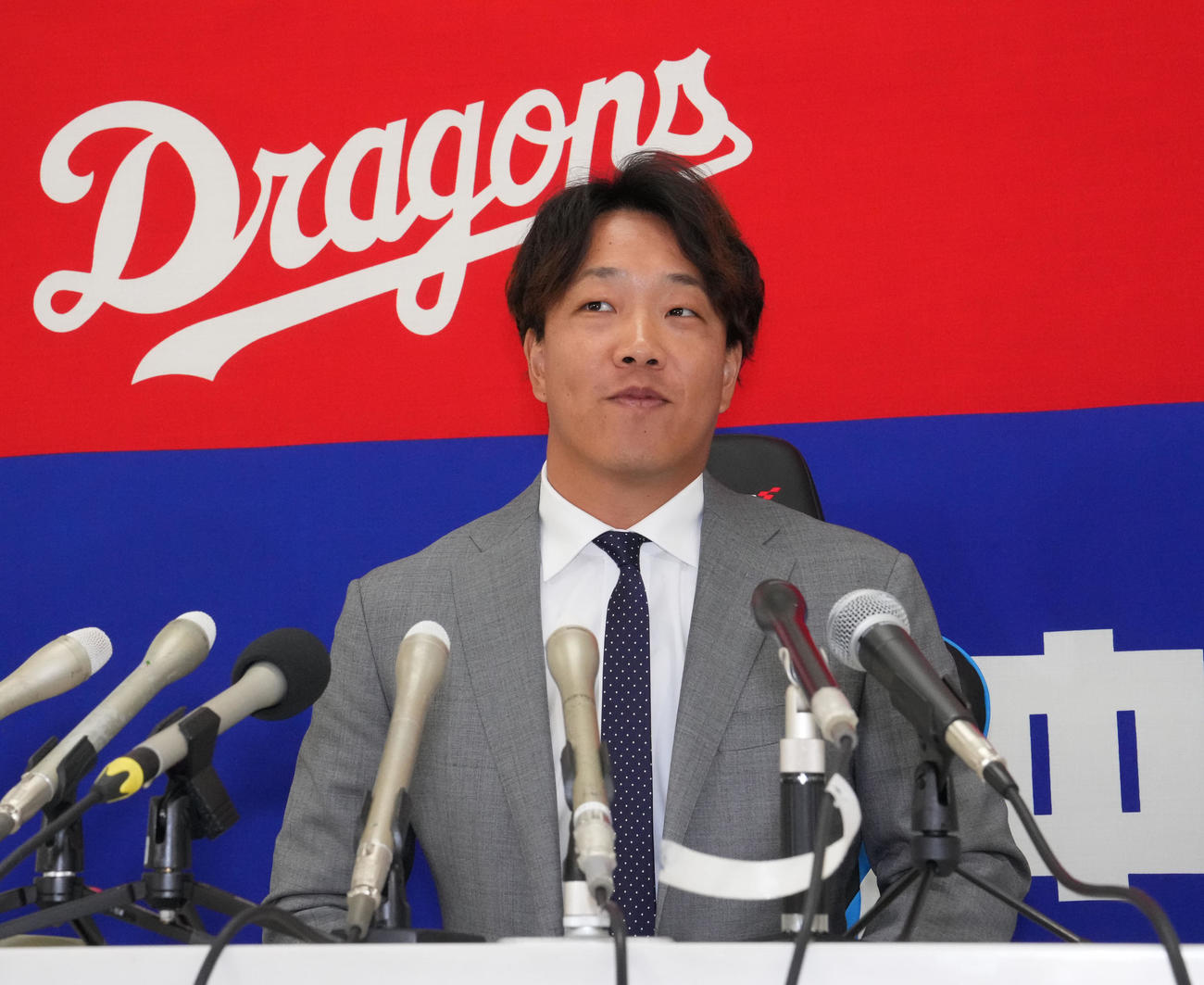 契約交渉を終え会見する柳（撮影・森本幸一）