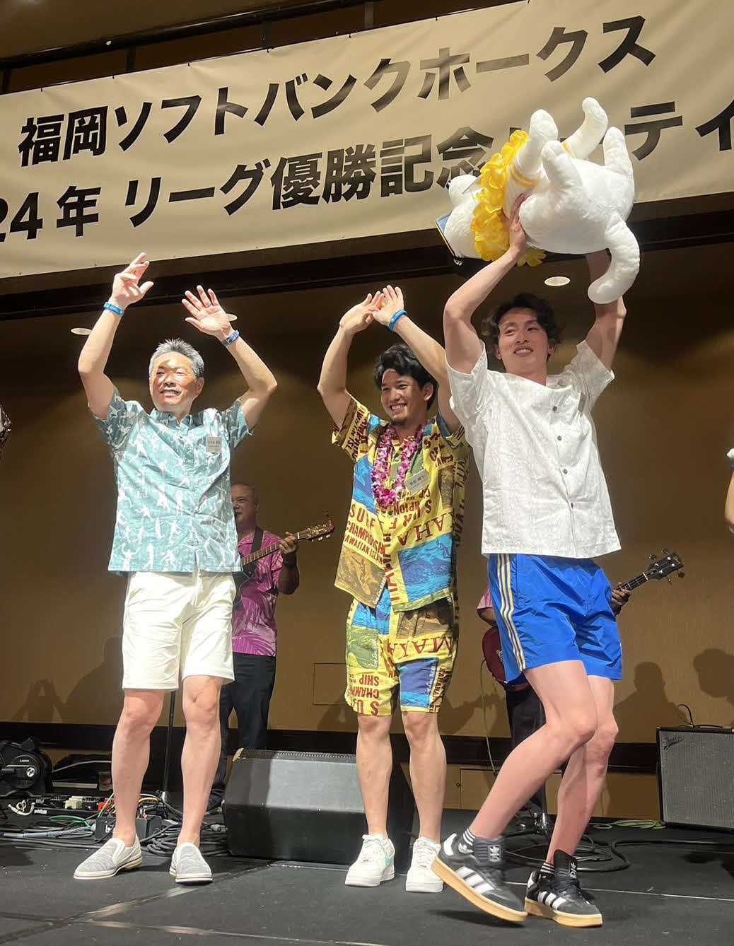 パーティーでフラダンスを踊る左から小久保監督、栗原、周東（撮影・只松憲）
