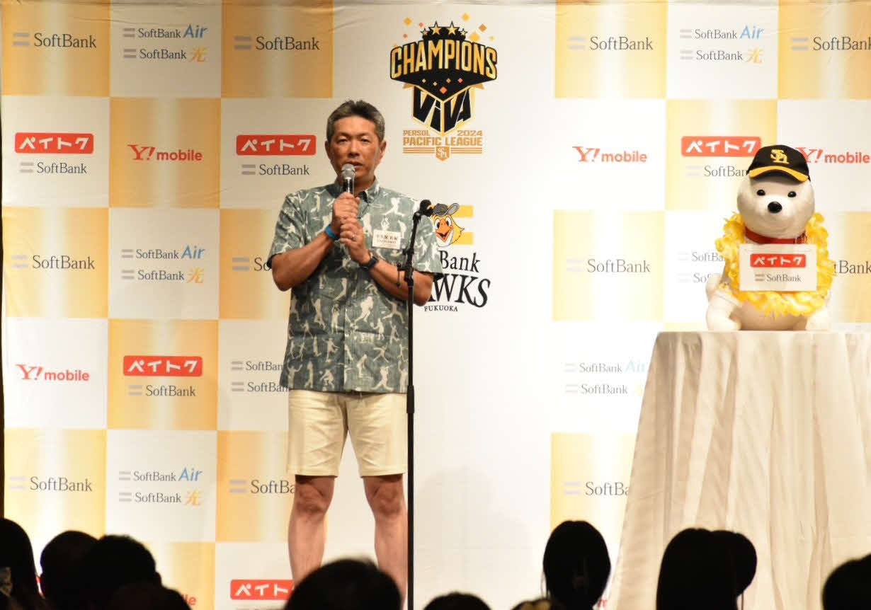 記念パーティーで締めのあいさつを行う小久保監督（撮影・只松憲）