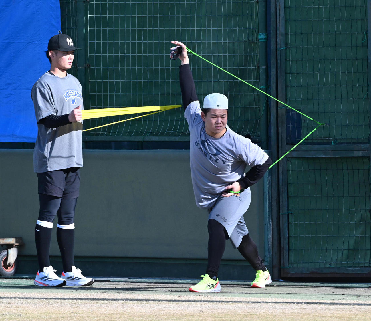 自主トレを行う町田（左）と嶋村（2024年12月10日撮影）