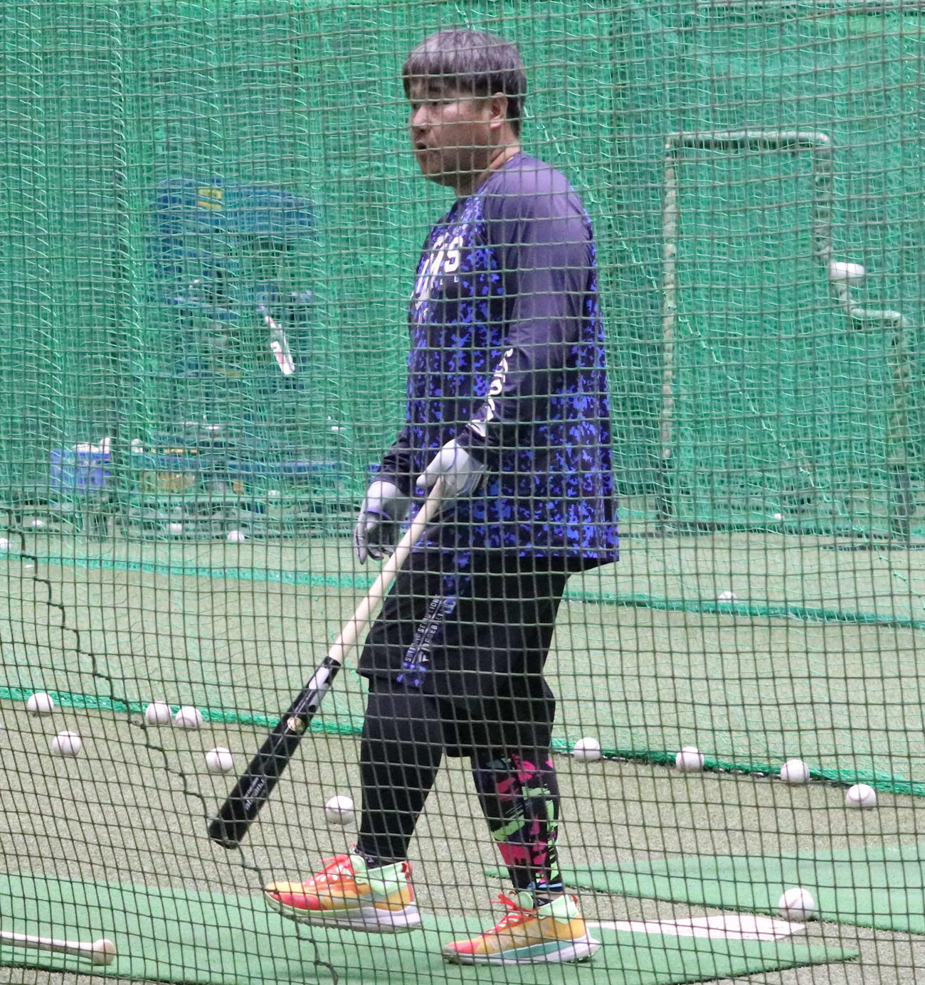 埼玉・所沢市内の室内練習場で打撃練習を行う西武・中村剛（撮影・佐瀬百合子）