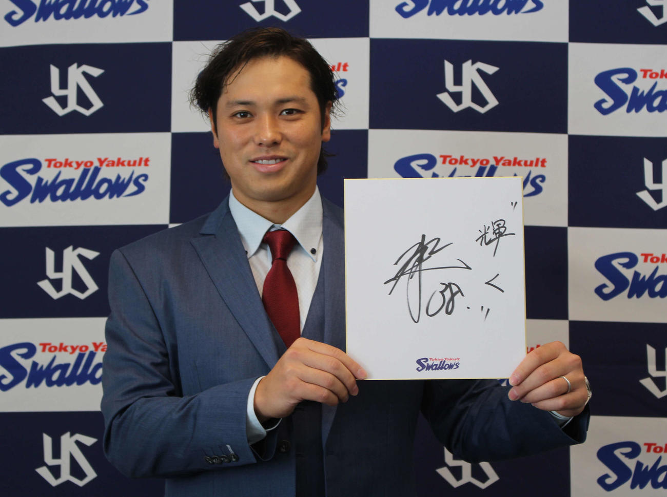 契約更改交渉後、笑顔で色紙を手にするヤクルト北村拓（撮影・久保賢吾）