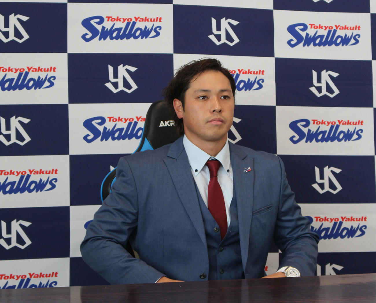 契約更改交渉後、笑顔で色紙を手にするヤクルト北村拓（撮影・久保賢吾）