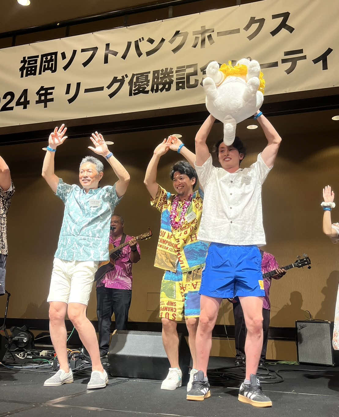 パーティーでフラダンスを踊る左から小久保監督、栗原、周東（撮影・只松憲）