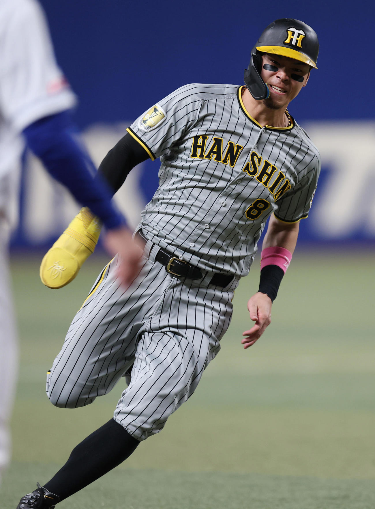 中日対阪神　2回表阪神1死二塁、前川右京の中前適時打で本塁へ向かう佐藤輝明（撮影・前田充）＝2024年9月18日、バンテリンドームナゴヤ