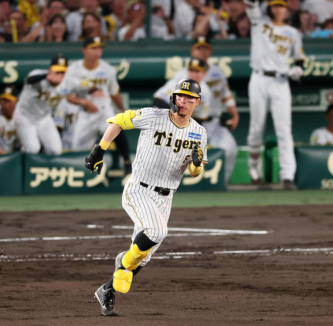 阪神対中日　4回裏阪神2死一塁、佐藤輝明は右適時三塁打を放つ（撮影・加藤哉）2024年6月26日＝甲子園球場