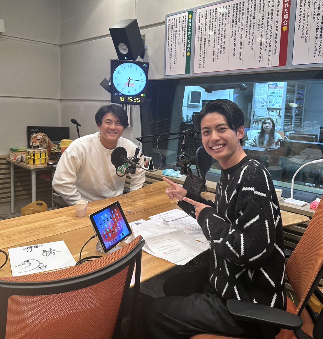 ABCラジオ「ミュージックジェルム」に生出演した阪神前川。右は平野康太郎アナウンサー（球団提供）
