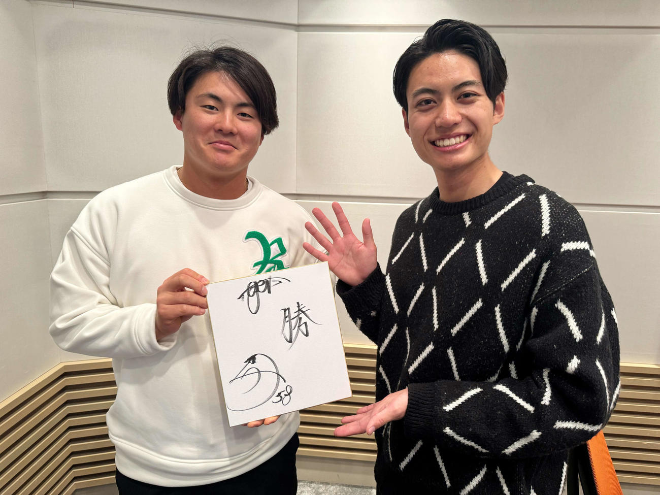 ABCラジオ「ミュージックジェルム」に生出演した阪神前川右京。右は平野康太郎アナウンサー（球団提供）