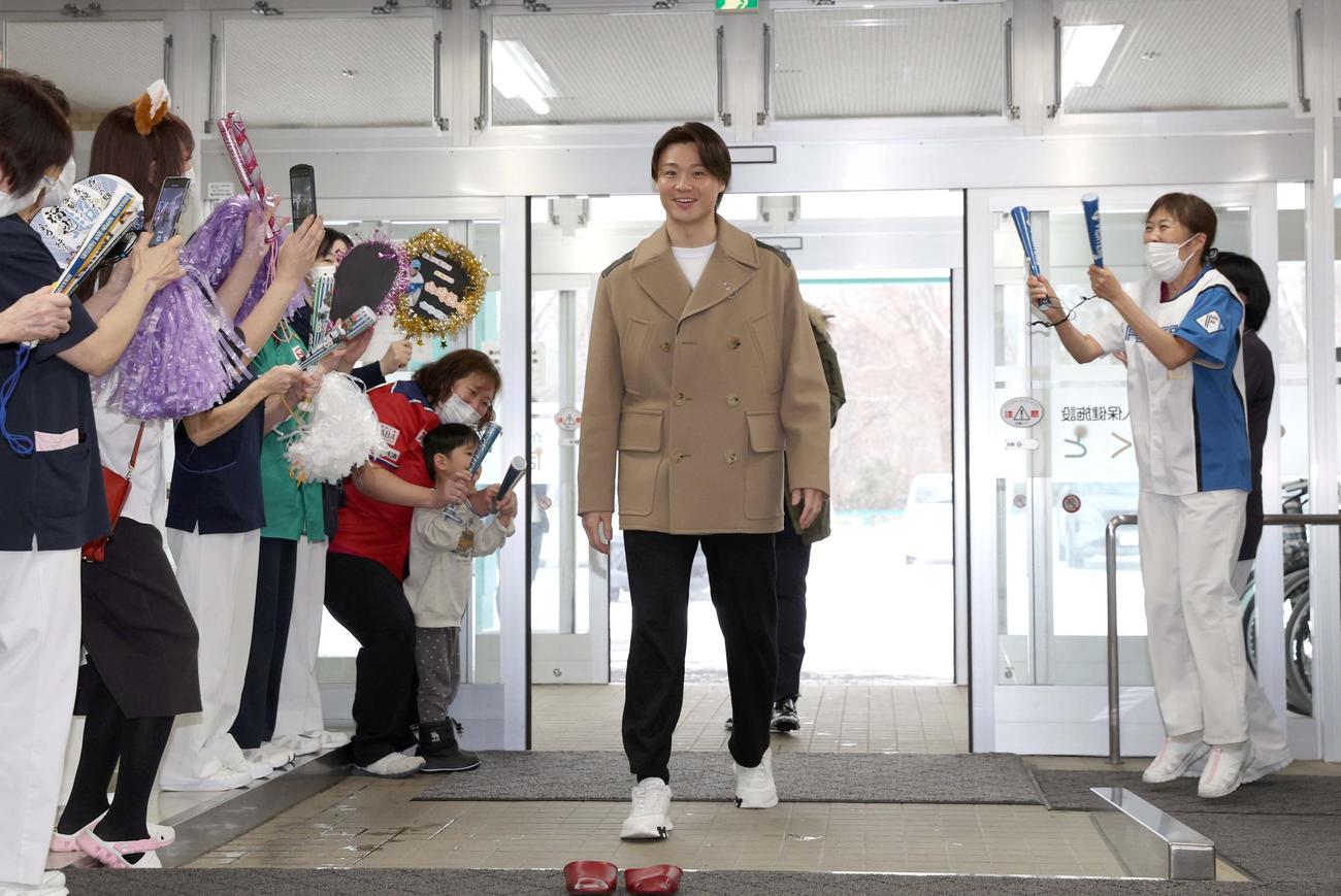 札幌市内の医療施設を訪れ歓迎される日本ハム山崎（撮影・黒川智章）