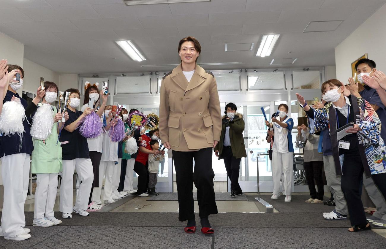 札幌市内の医療施設を訪れ歓迎される日本ハム山崎（撮影・黒川智章）