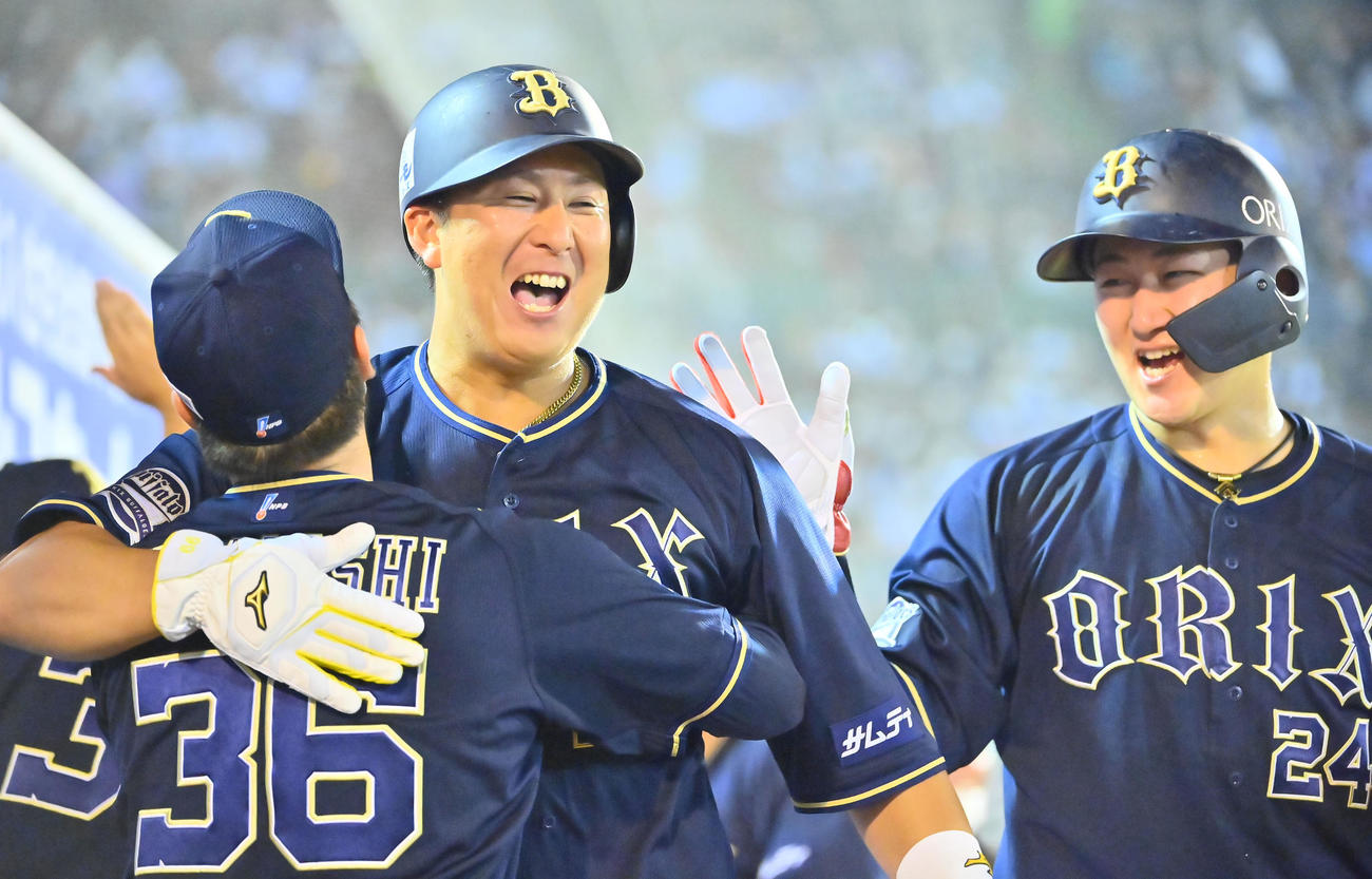 2022年10月2日、山足達也（手前）と抱き合って喜ぶ杉本裕太郎