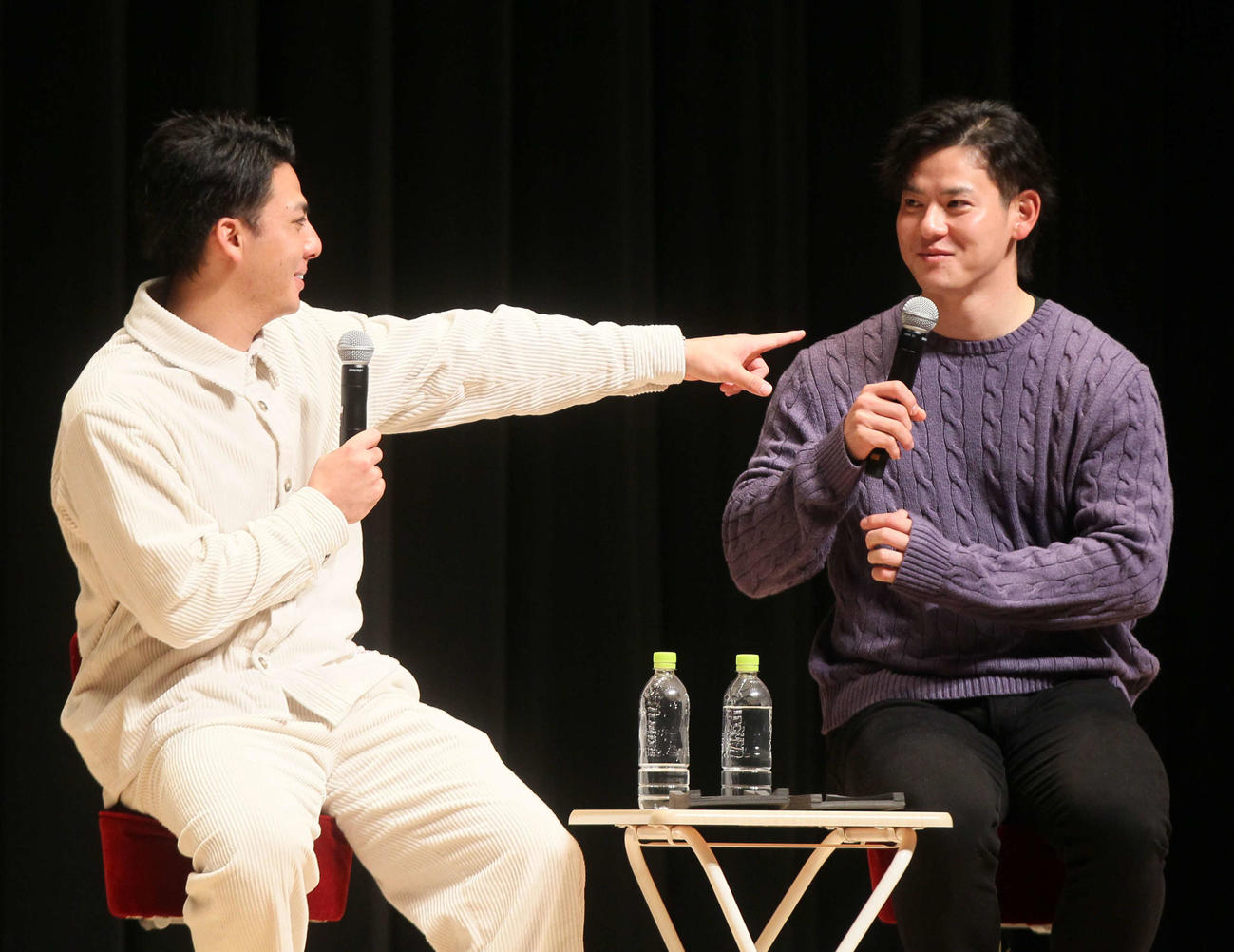 仲良くトークをする楽天・村林（右）と伊藤裕（撮影・高橋香奈）