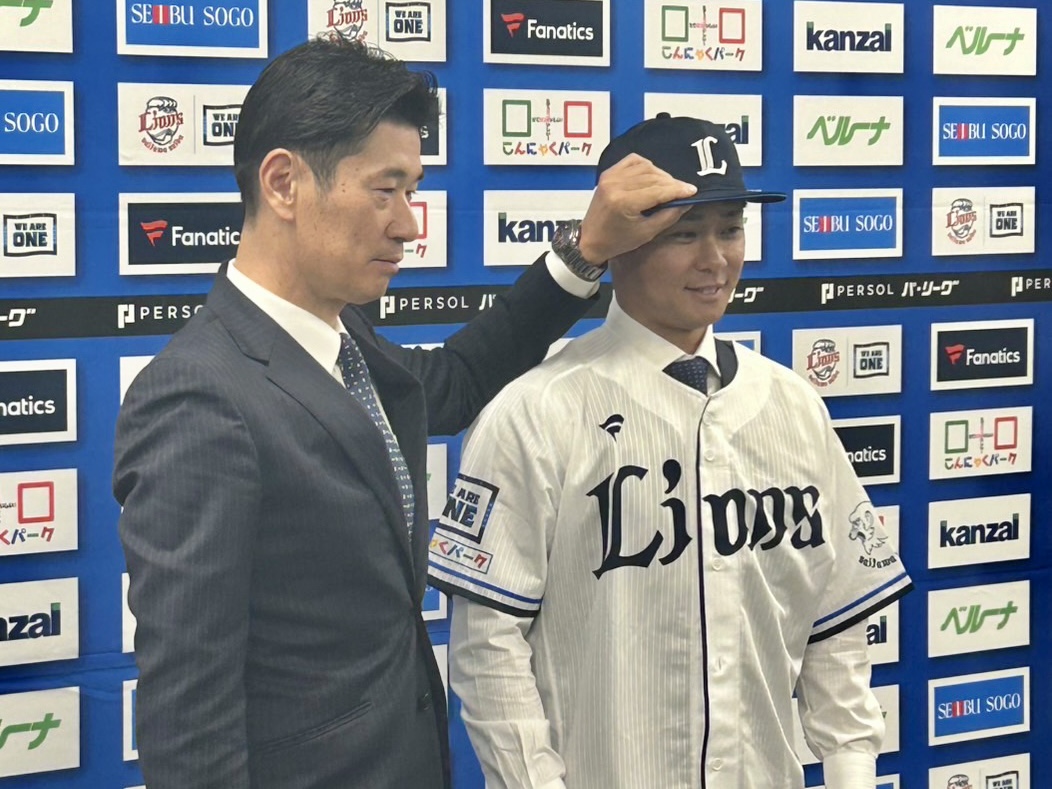 西武入団会見に臨んだ平沢（撮影・平山連）
