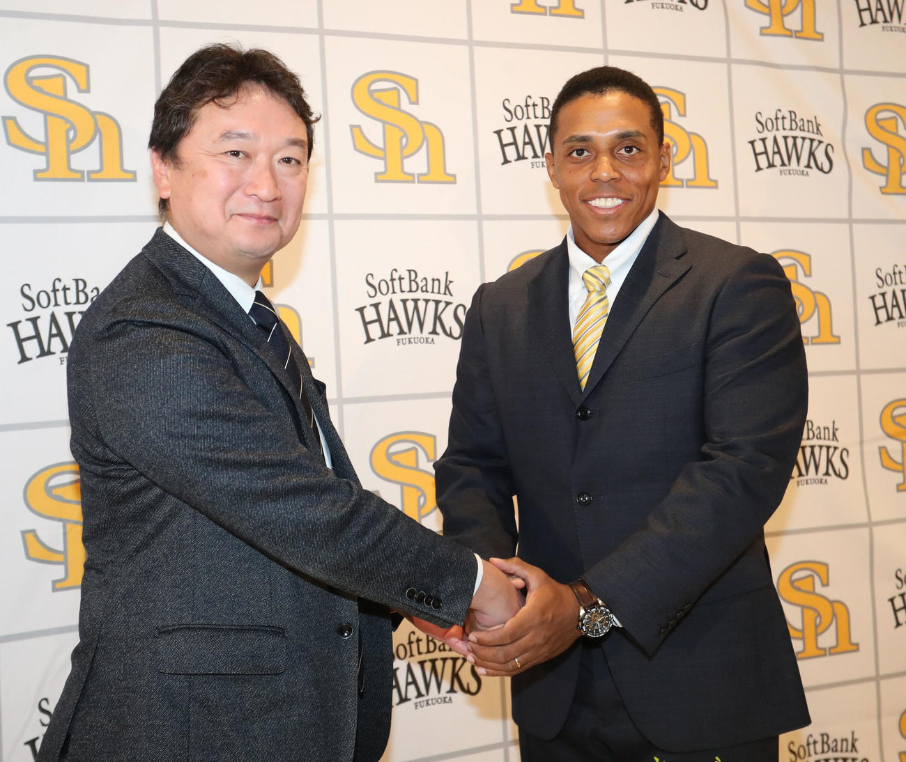 就任会見を行ったフェリペ・ナテル4軍投手コーチ、左は三笠GM（撮影・梅根麻紀）