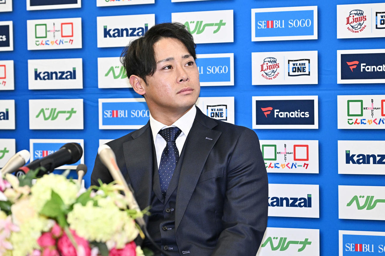西武入団会見で流された平沼からのサプライズメッセージを見つめる平沢（撮影・滝沢徹郎）