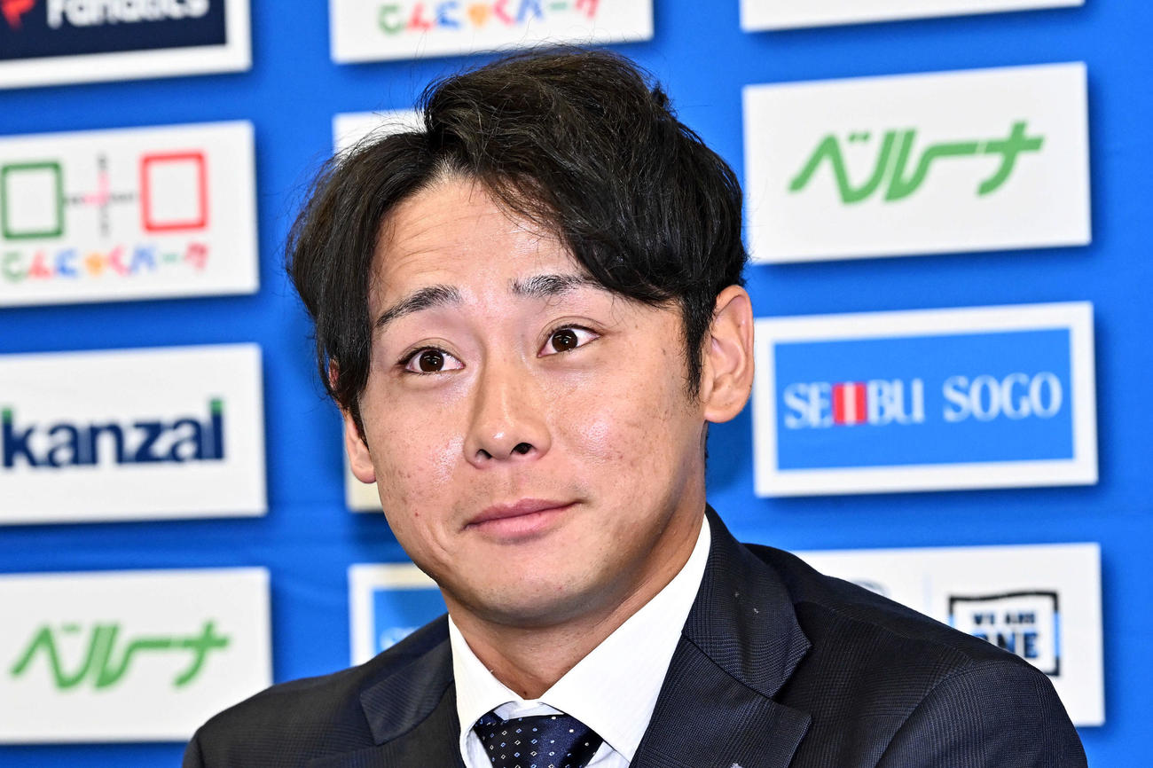 西武入団会見で会見する平沢（撮影・滝沢徹郎）