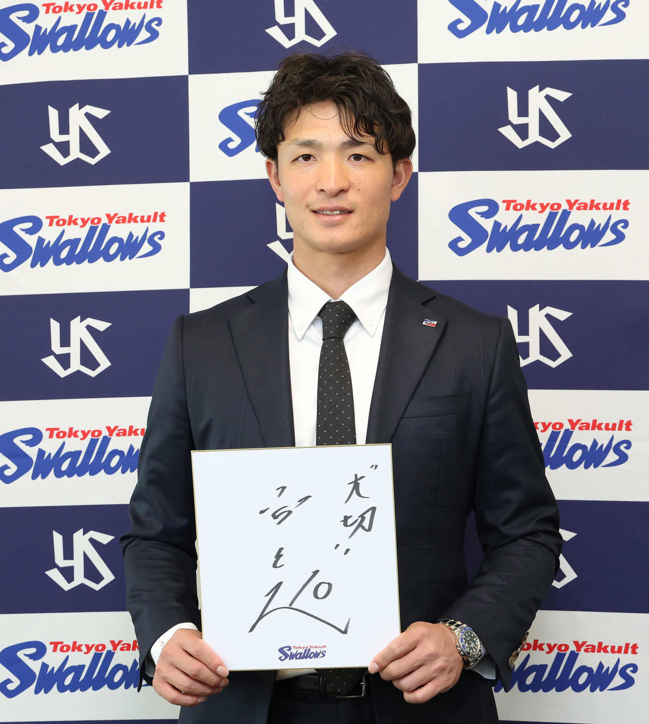 「大切」と色紙に記したヤクルト宮本（撮影・丹羽敏通）