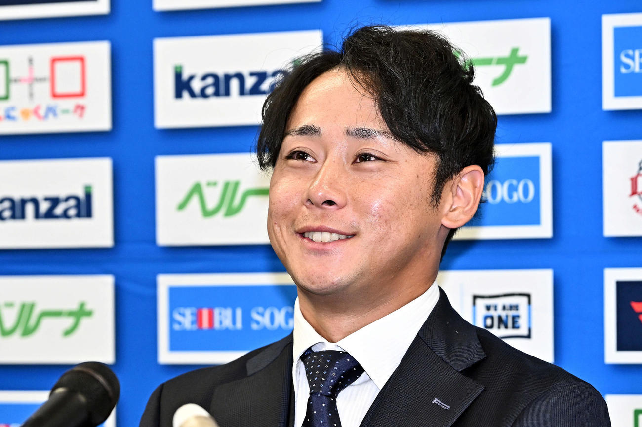 西武入団会見で笑顔の平沢（撮影・滝沢徹郎）