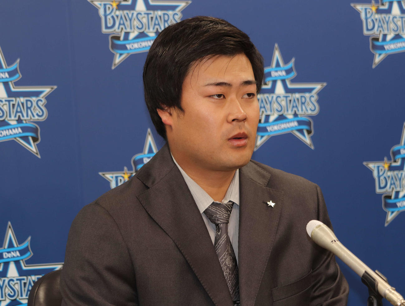 契約更改会見に出席したDeNA伊勢（撮影・小早川宗一郎）