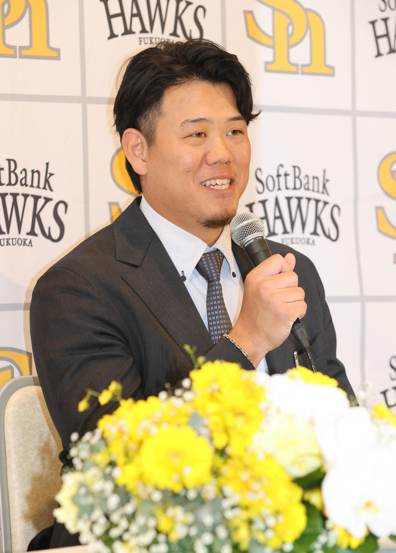 入団会見で話をする上茶谷（撮影・梅根麻紀）
