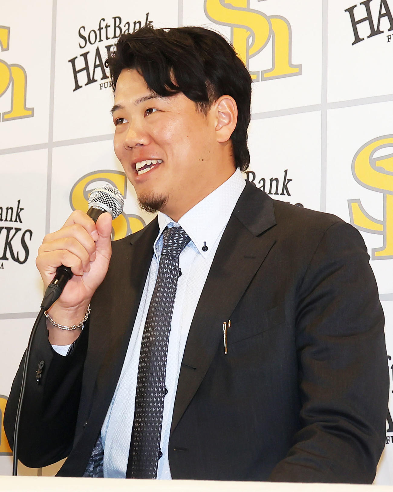 入団会見に臨む上茶谷（撮影・鬼束羽瑠菜）