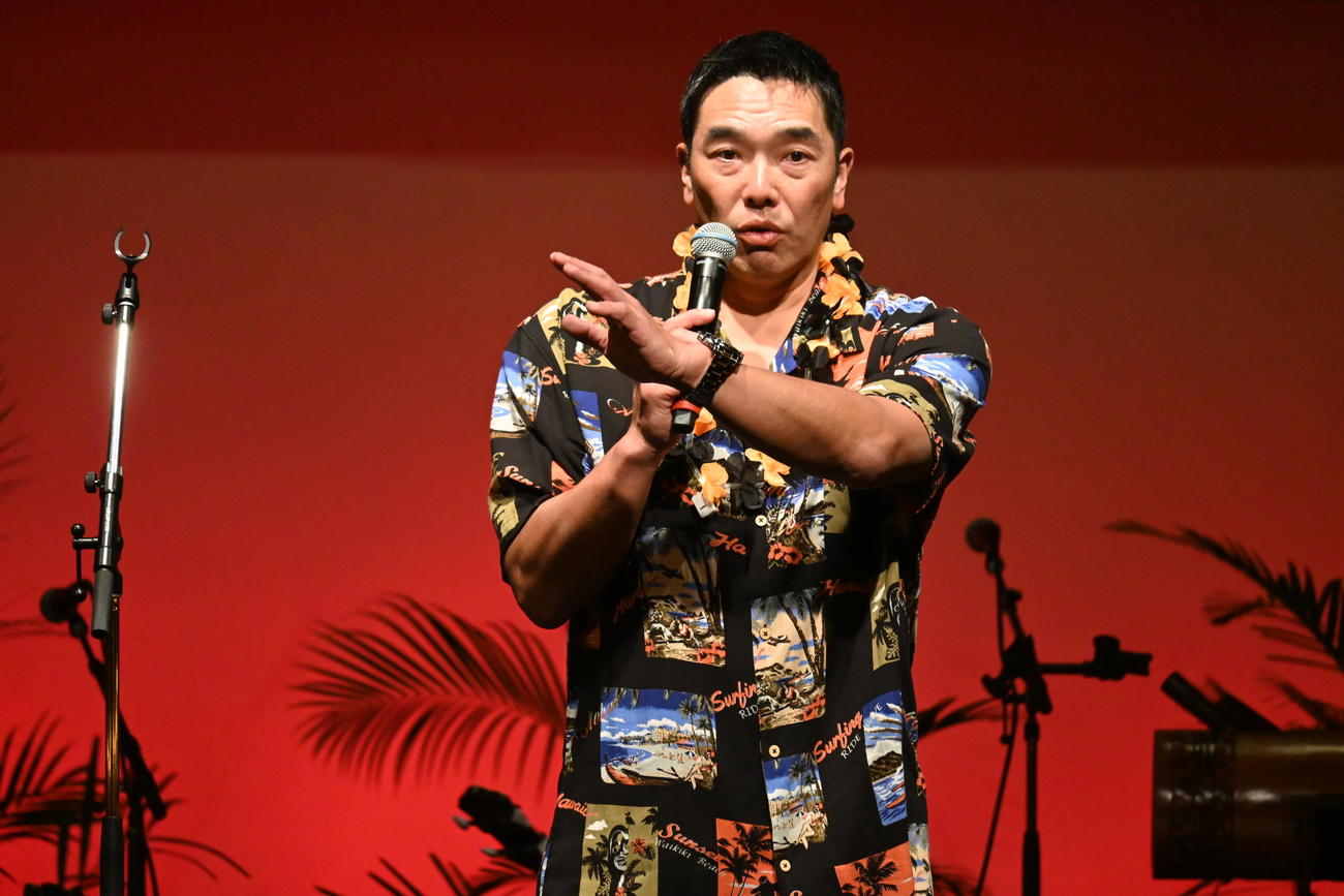 ウエルカムパーティーであいさつをする阿部監督（撮影・為田聡史）