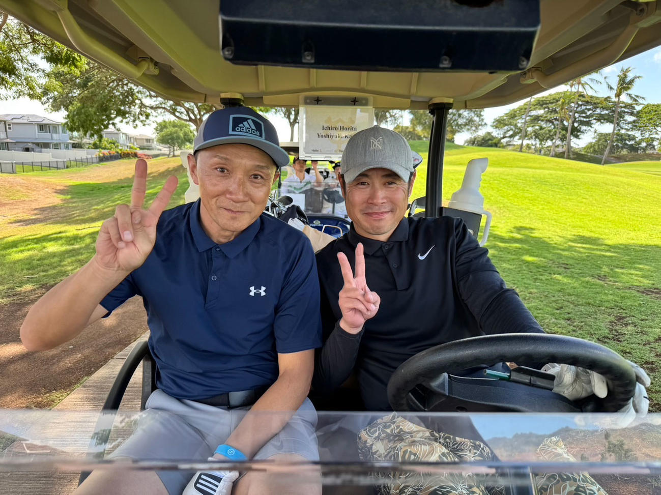 ゴルフを楽しむ巨人亀井コーチ（右）。左は運営部長の堀田一郎氏