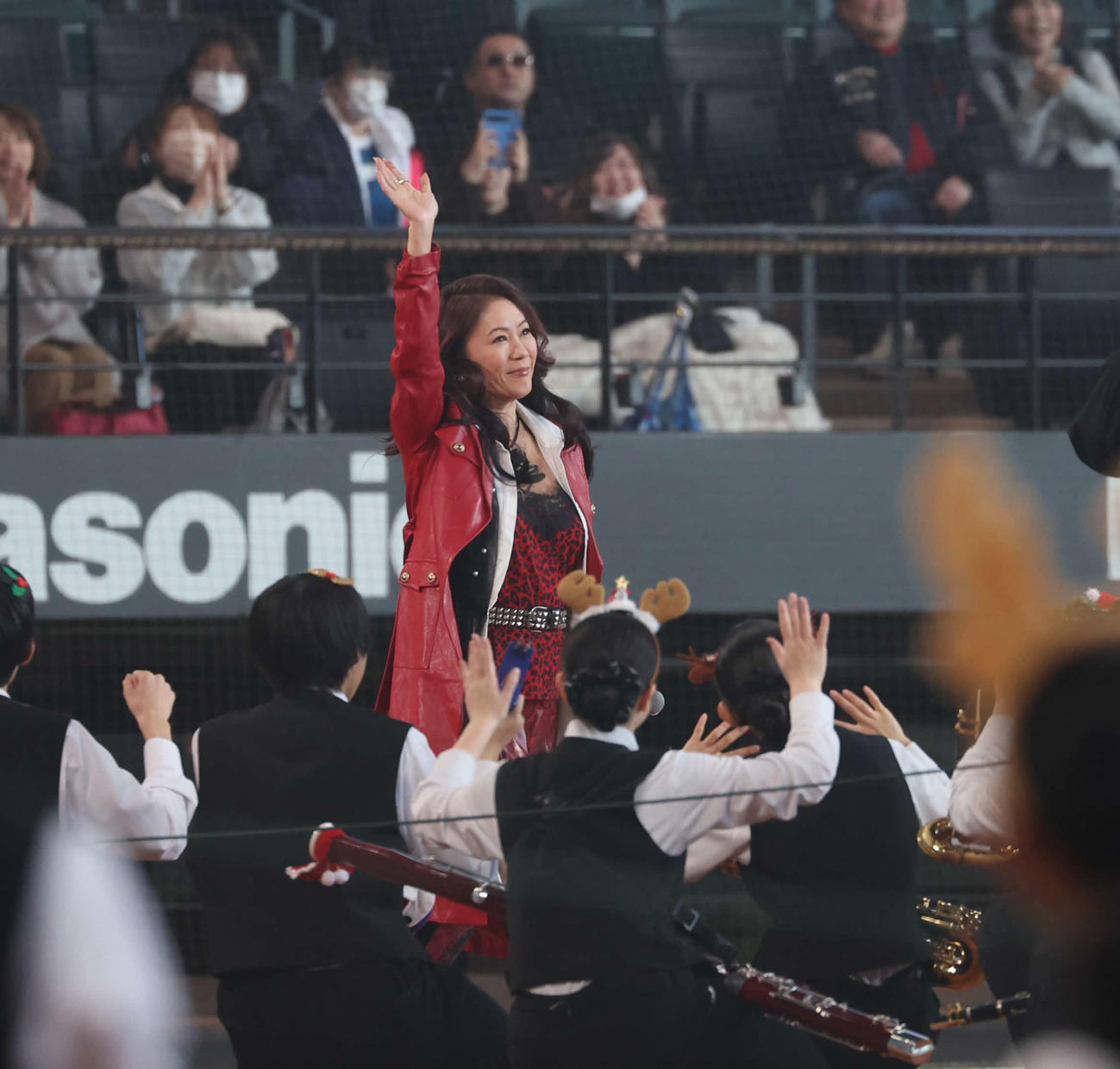 昨年のクリスマス音楽祭で地元高校生に拍手で出迎えられる大黒摩季