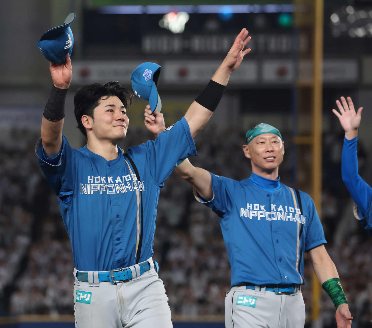 10月3日、ロッテ対日本ハム　ZOZOマリンスタジアムの最終戦で声援に応える日本ハム清宮
